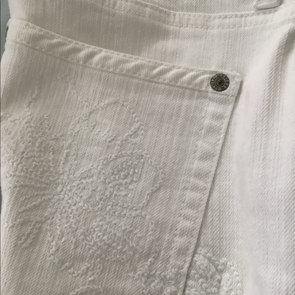 Chicos white jean capris Premium brand size one in excellent condition 5… - Picture 14 of 16